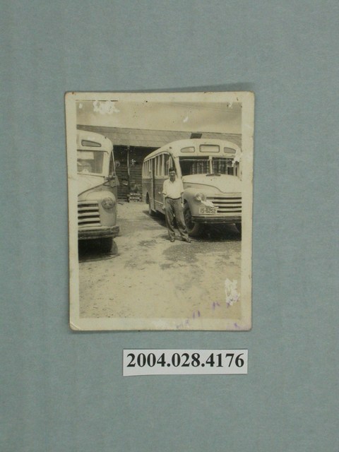 男子與公共汽車合照 (共4張)