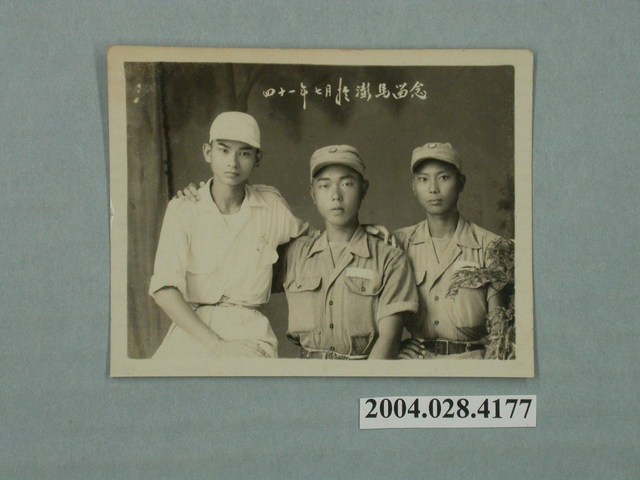 三位著軍裝青年於澎馬留念合照 (共4張)