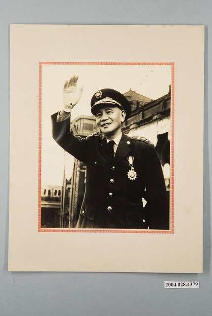 蔣中正揮手致意照片 (共1張)