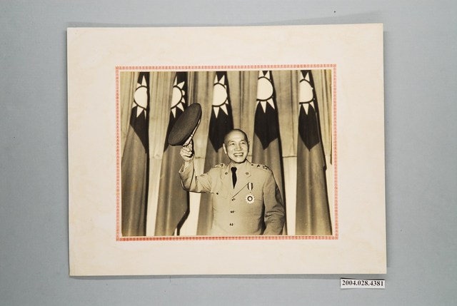 蔣中正脫帽致意照片 (共1張)