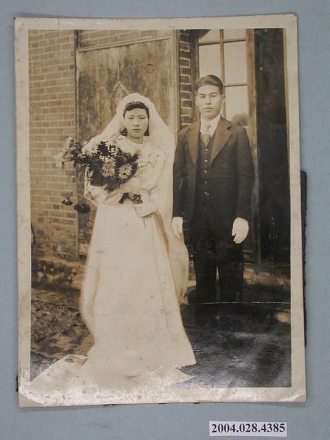 老宅前黑白結婚照 (共2張)