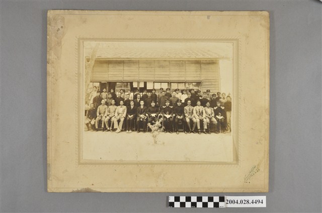 房屋前團體黑白合照 (共2張)