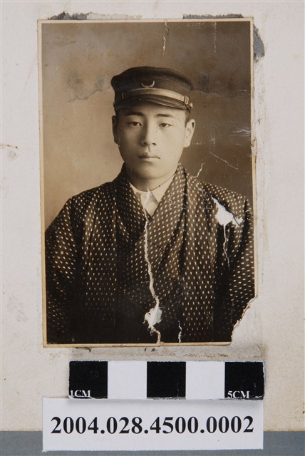 著和服戴帽男子大頭照 (共2張)