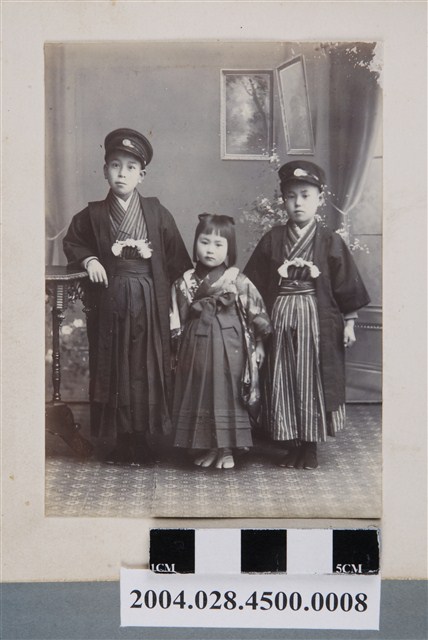 三名著和服孩童合照 (共2張)