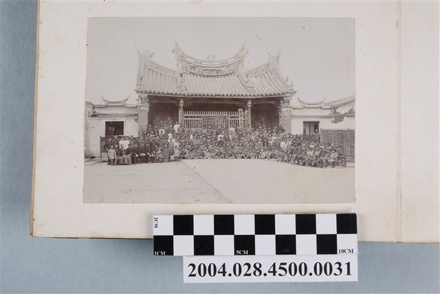 學甲公學校師生於學甲慈濟宮前合照 (共2張)