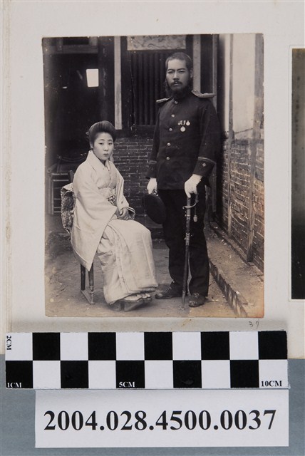 著制服男子與著和服女子合照 (共2張)