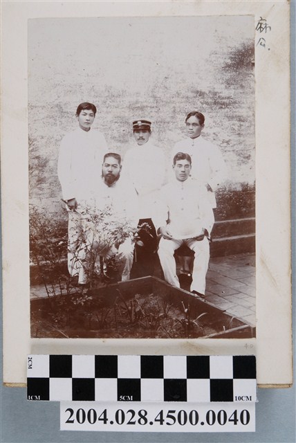 笠原憲一郎等五人於麻豆公學校合照 (共2張)