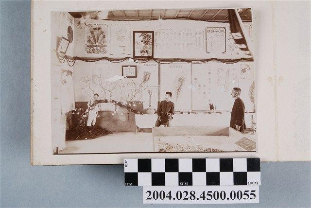 二名男子於新化公學校教室內照 (共2張)