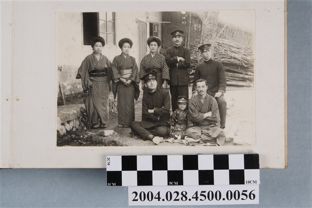 七名成人與一名孩童合照 (共2張)