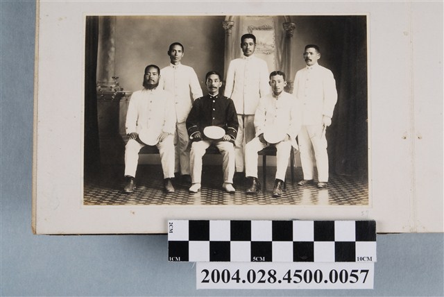 六名男子合照 (共2張)