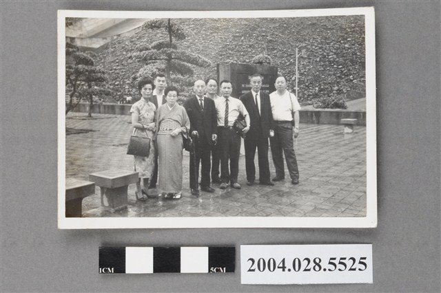 戶外8人合影 (共2張)