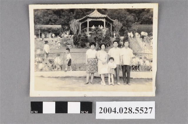 家族於涼亭前合照 (共2張)