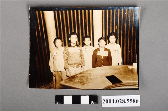 5名男子合照 (共2張)