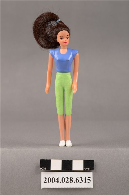 美泰兒公司發行之藍衣綠褲芭比娃娃 (共9張)