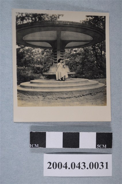 女子於涼亭獨照 (共2張)