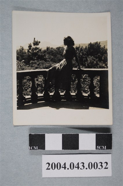 女子剪影獨照 (共2張)