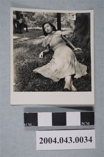 女子側躺獨照 (共2張)