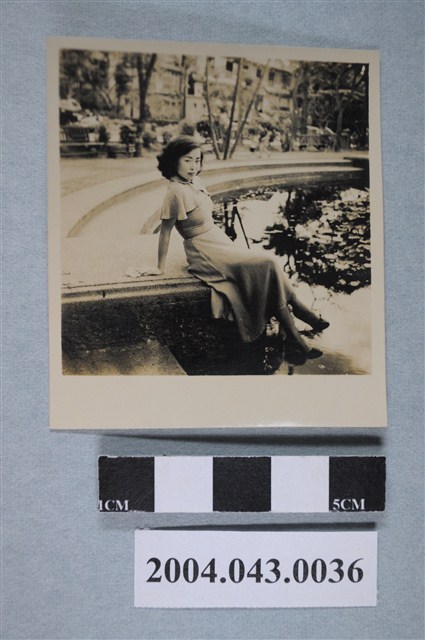 女子池邊獨照 (共2張)