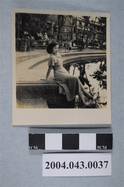 女子池邊獨照 (共2張)