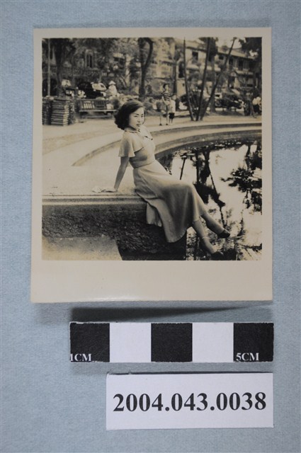 女子池邊獨照 (共2張)