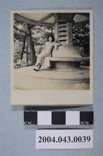 女子於涼亭獨照 (共2張)