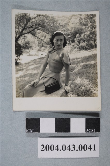 女子於石椅上獨照 (共2張)