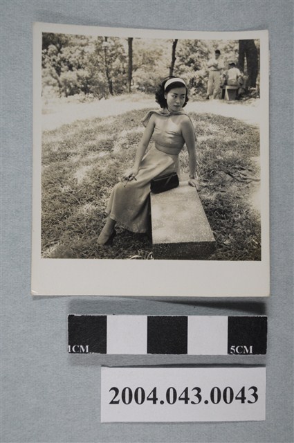 女子於石椅上獨照 (共2張)