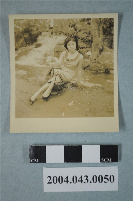 女子於溪流前獨照 (共2張)