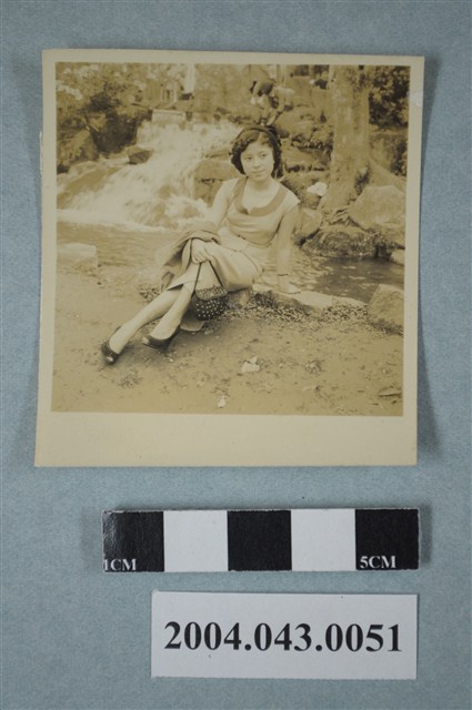 女子於溪流前獨照 (共2張)