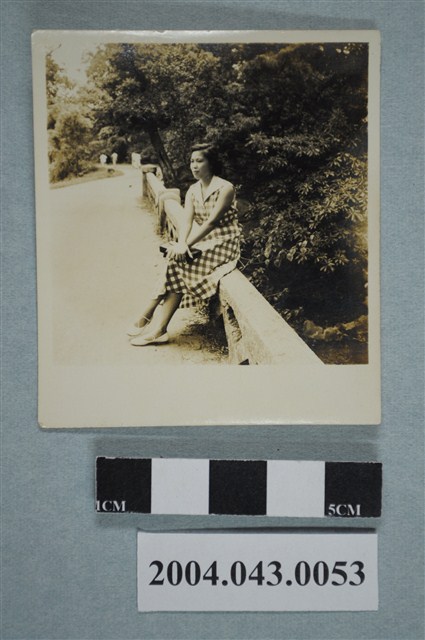 女子橋上獨照 (共2張)