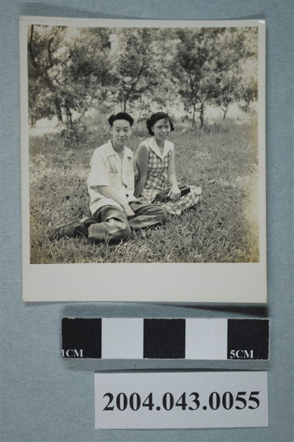 男女於草地合照 (共2張)