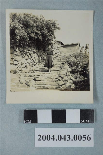 女子於石板臺階獨照 (共2張)