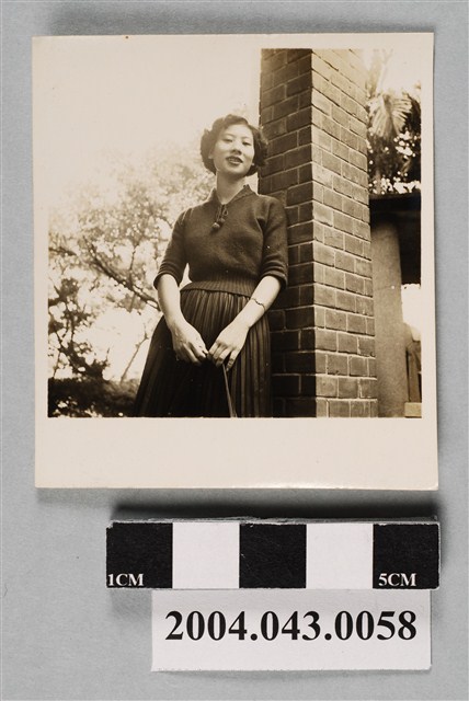 女子倚磚柱獨照 (共2張)