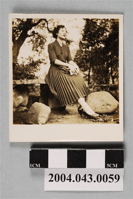 女子坐姿獨照 (共2張)