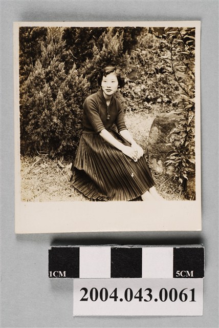 女子坐姿獨照 (共2張)