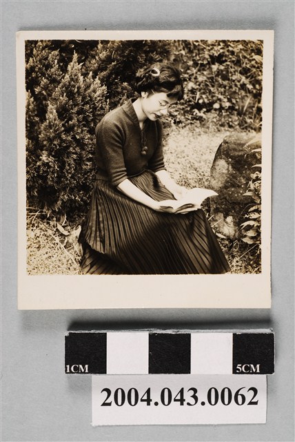 女子看書獨照 (共2張)