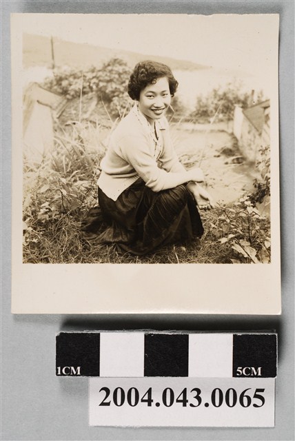 女子蹲姿獨照 (共2張)