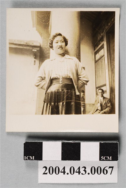 女子倚柱獨照 (共2張)