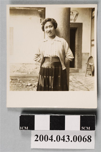 女子倚柱獨照 (共2張)