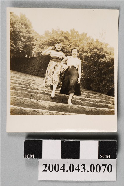 2名女子走下臺階 (共2張)