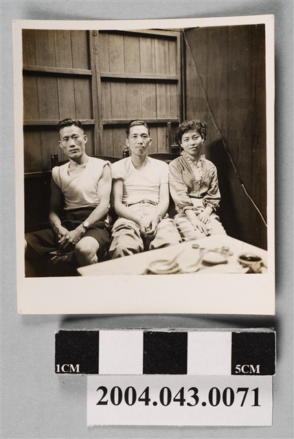 2名男子與1名女子合影 (共2張)