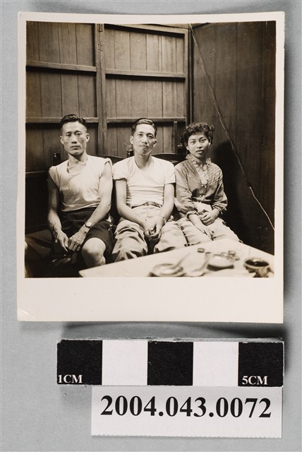 2名男子與1名女子合影 (共2張)