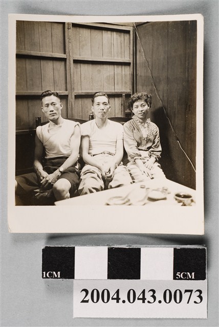 2名男子與1名女子合影 (共2張)