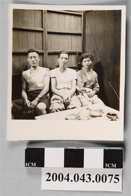 2名男子與1名女子合影 (共2張)