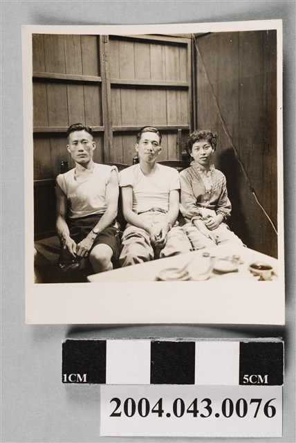 2名男子與1名女子合影 (共2張)