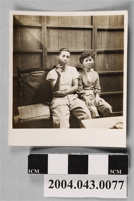 1名男子與1名女子合影 (共2張)