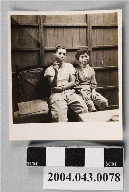 1名男子與1名女子合影 (共2張)