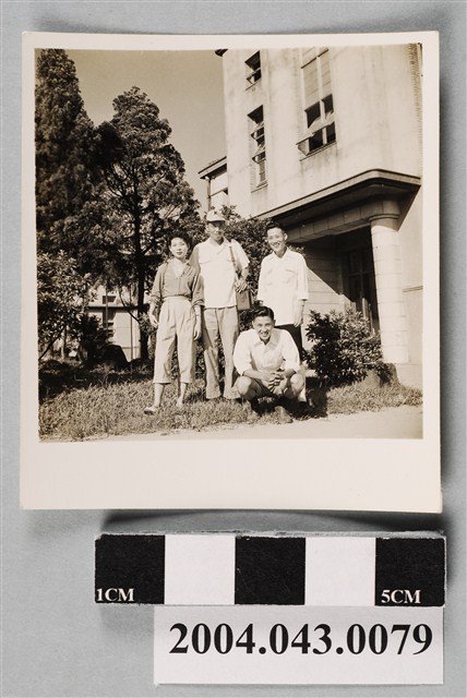 三名男子與一名女子合照 (共2張)