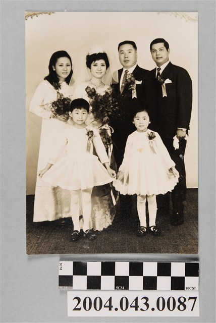 與花童合照之結婚照 (共2張)