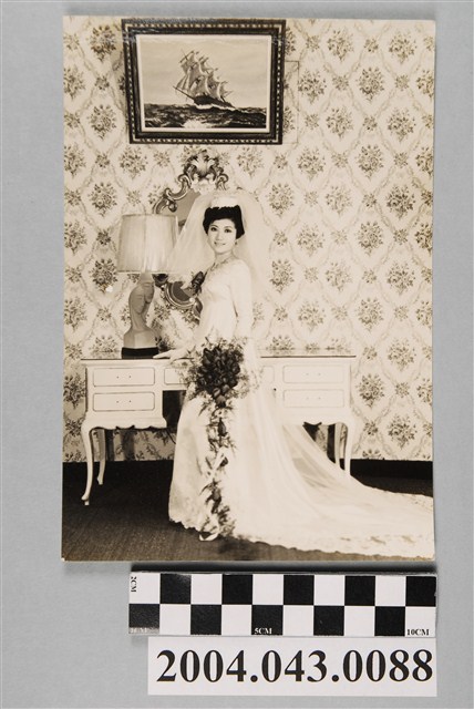 新娘長裙襬獨照 (共2張)